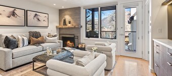 Ski-in/out! Renovated 3BR, 3BA Aspen Condo