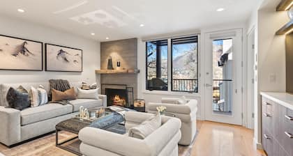 Ski-in/out! Renovated 3BR, 3BA Aspen Condo