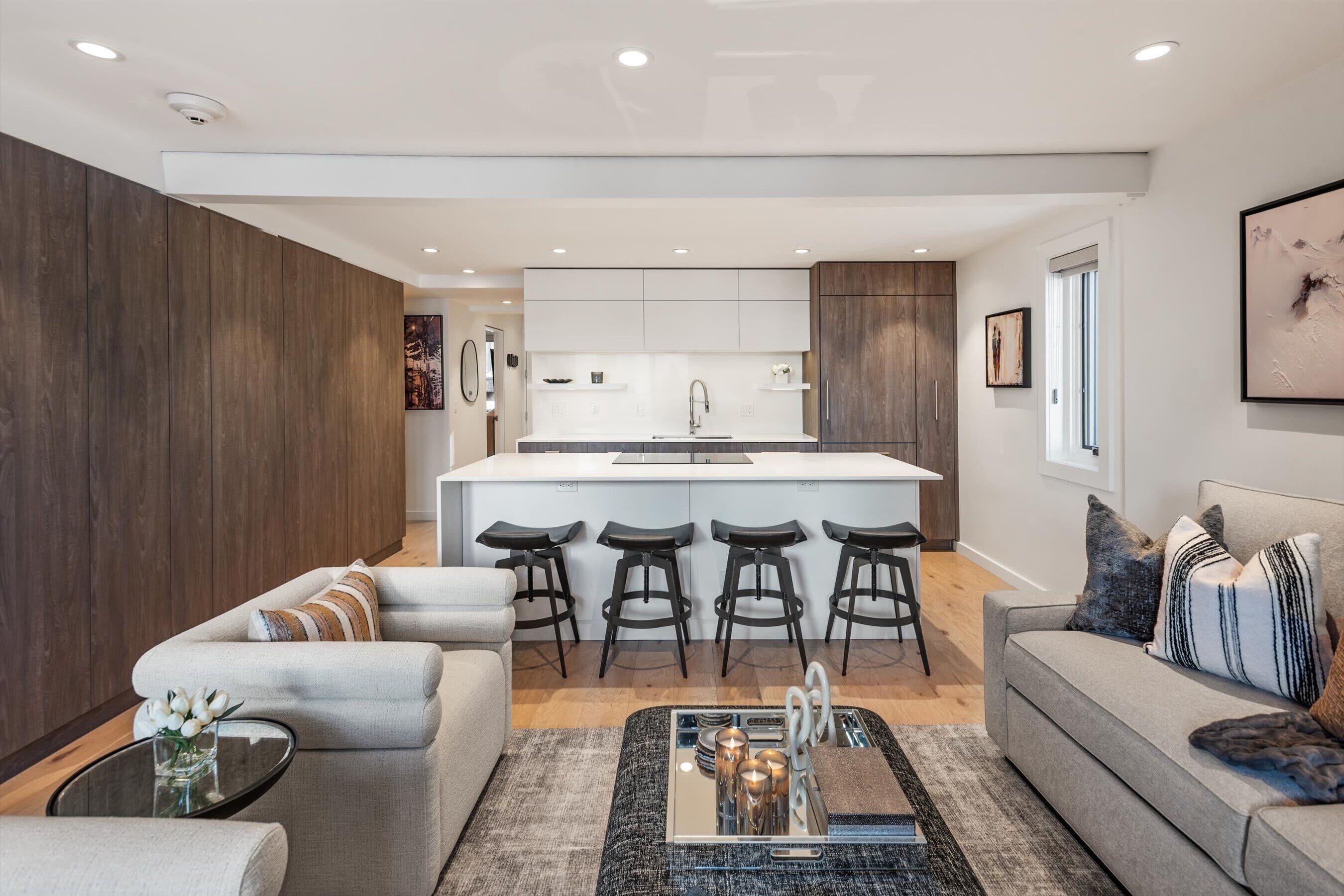 Una Smart TV, una chimenea, un reproductor estéreo, una oficina