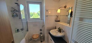 Sèche-cheveux, serviettes fournies, savon, shampoing