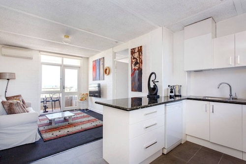 This apartment is a 1 bedroom(s), 1 bathrooms, located in Fremantle, WA.