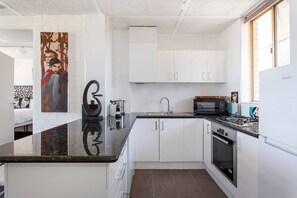 Fridge, microwave, oven, stovetop - This apartment is a 1 bedroom(s), 1 bathrooms, located in Fremantle, WA. (Fremantle)
