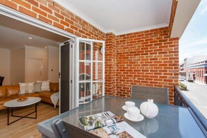 Outdoor dining - Diamonds By The Dock|2 King Beds •Premium West End (Fremantle)