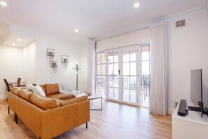 Smart TV, offices - Diamonds By The Dock|2 King Beds •Premium West End (Fremantle)