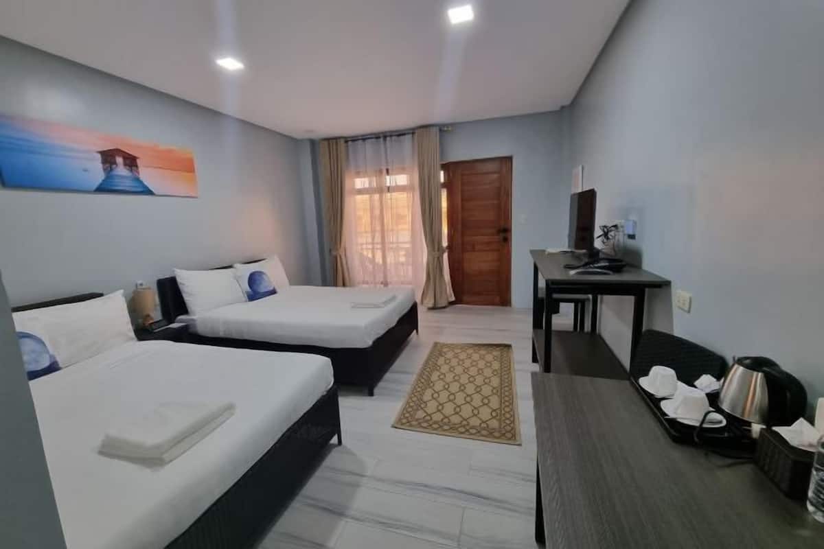 1 phòng ngủ, bàn, bàn ủi/dụng cụ ủi quần áo