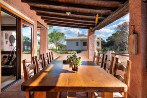 تناول الطعام بالخارج