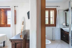 Shower, hair dryer, bidet, towels - 4 Bedroom Apartment in Cala Liberotto (Cala Liberotto)