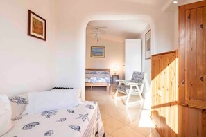 4 عدّة غرف نوم ومكواة/لوح كي وواي فاي وملاءات أسرّة