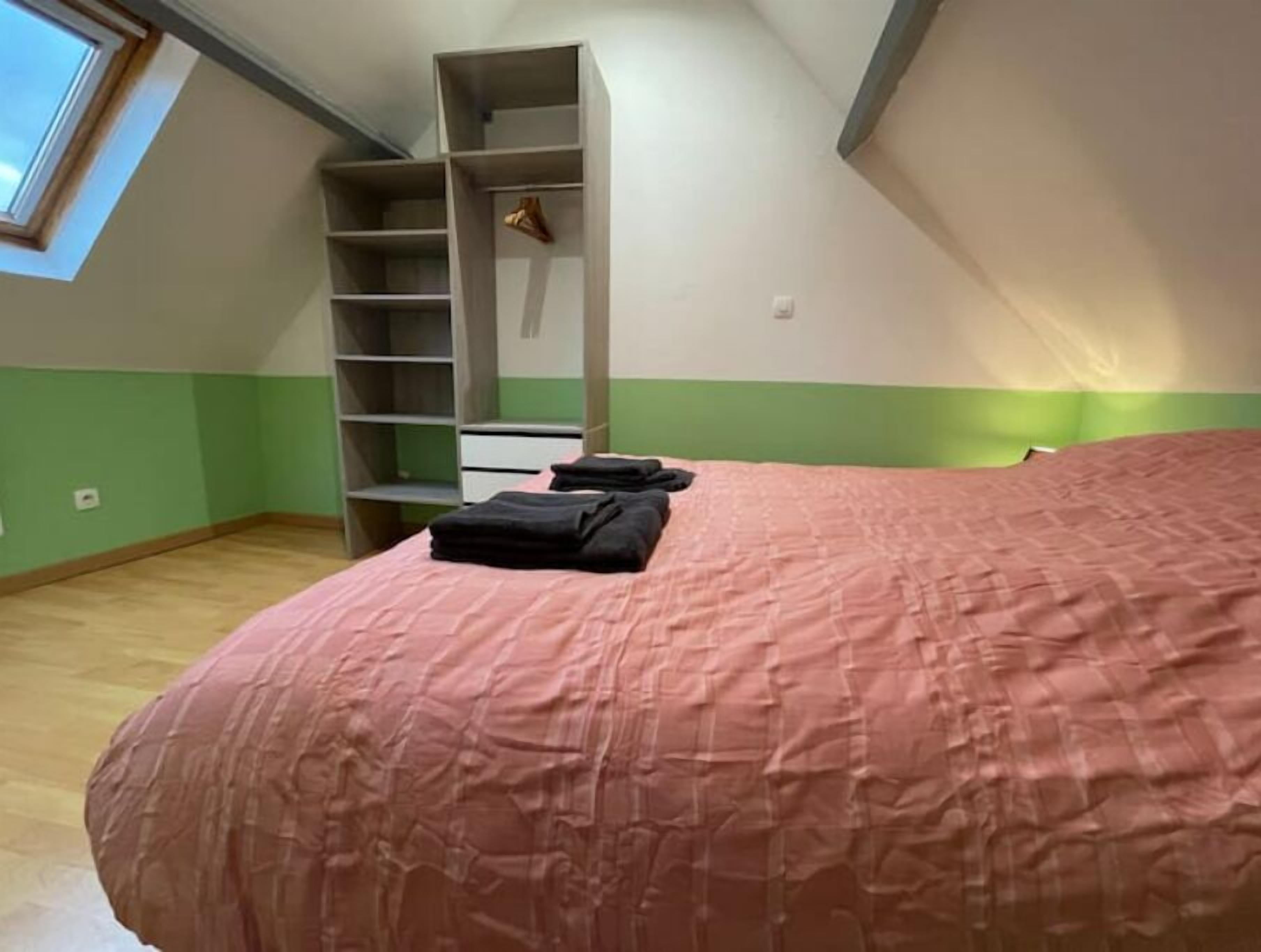 2 habitaciones, tabla de planchar con plancha y cuna de viaje 