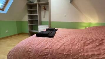 2 bedrooms, iron/ironing board, travel cot, free WiFi