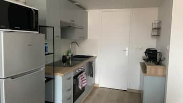 Frigorifero, microonde, forno, piano cottura