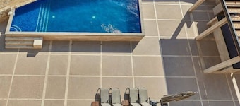 New 2-bedroom, 2-bath condo at Vista Azul with Medano Beach and marina views. Enjoy a bright living space, spacious patio, shared BBQ and firepit, and a pool nearby. Just minutes from downtown—perfect for relaxing and exploring Cabo.