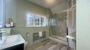 ベーシック ダブルルーム | バスルーム | バスアメニティ (無料)、ヘアドライヤー、タオル、石鹸
