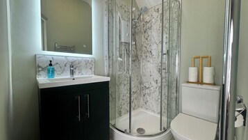基础双床房, 2 张单人床 | 浴室 | 免费洗浴用品、吹风机、毛巾、肥皂