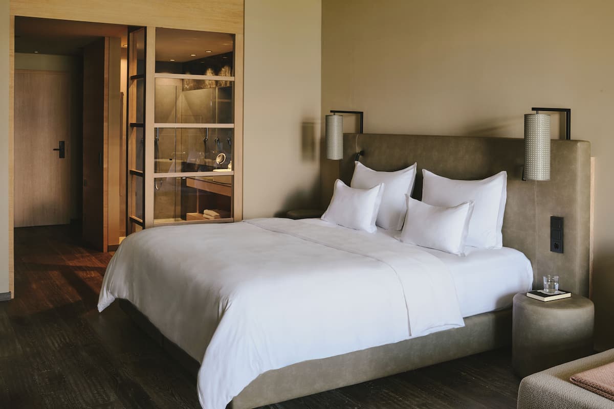 Junior Suite | Sengetøy av topp kvalitet, dundyner, minibar og safe på rommet