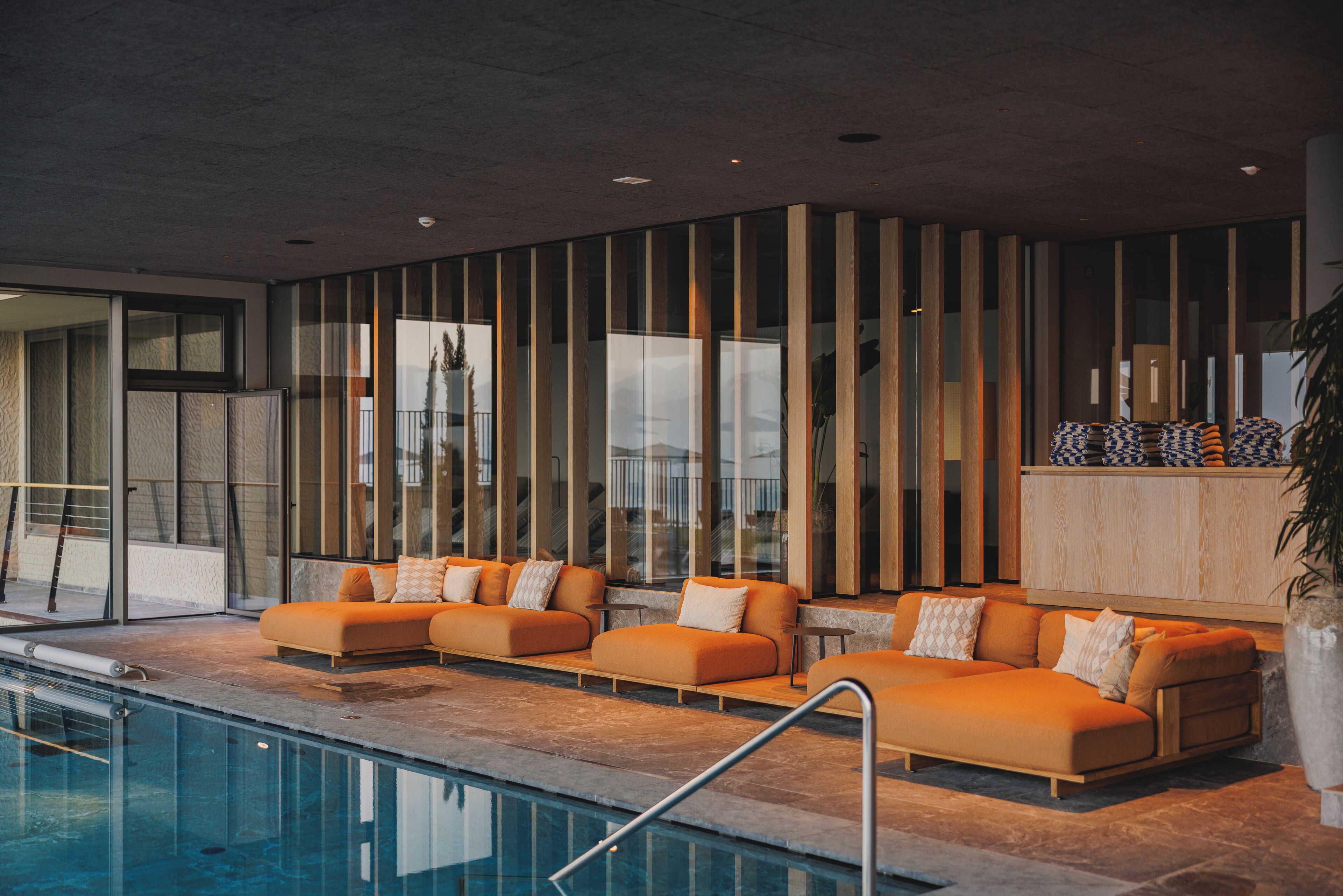 Piscine couverte, piscine extérieure, parasols de plage, chaises longues