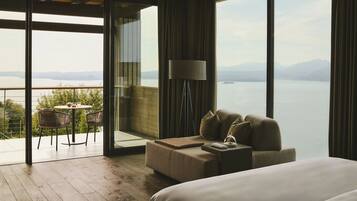 1 bedroom, premium bedding, down duvets, minibar