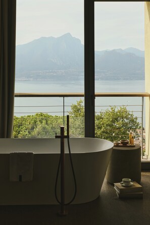 Deluxe Suite, Private Pool, Lake View | Bathroom | Free toiletries, hair dryer, bathrobes, slippers