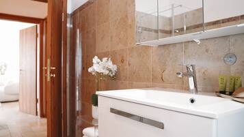 Dusche, Haartrockner, Handtücher, Seife