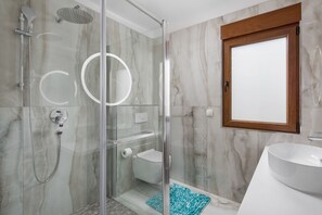 Haartrockner, Handtücher, Toilettenpapier