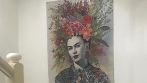 Una escalera con un tapiz colgado en la pared que muestra un diseño floral.