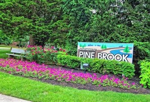 Property grounds - Pine Brook Apartments: Luxurious living in a stunning wooded setting (Newark)