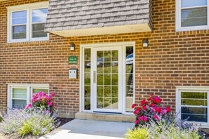 Exterior detail - Pine Brook Apartments: Luxurious living in a stunning wooded setting (Newark)