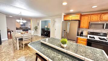 Frigorifero, microonde, forno, piano cottura