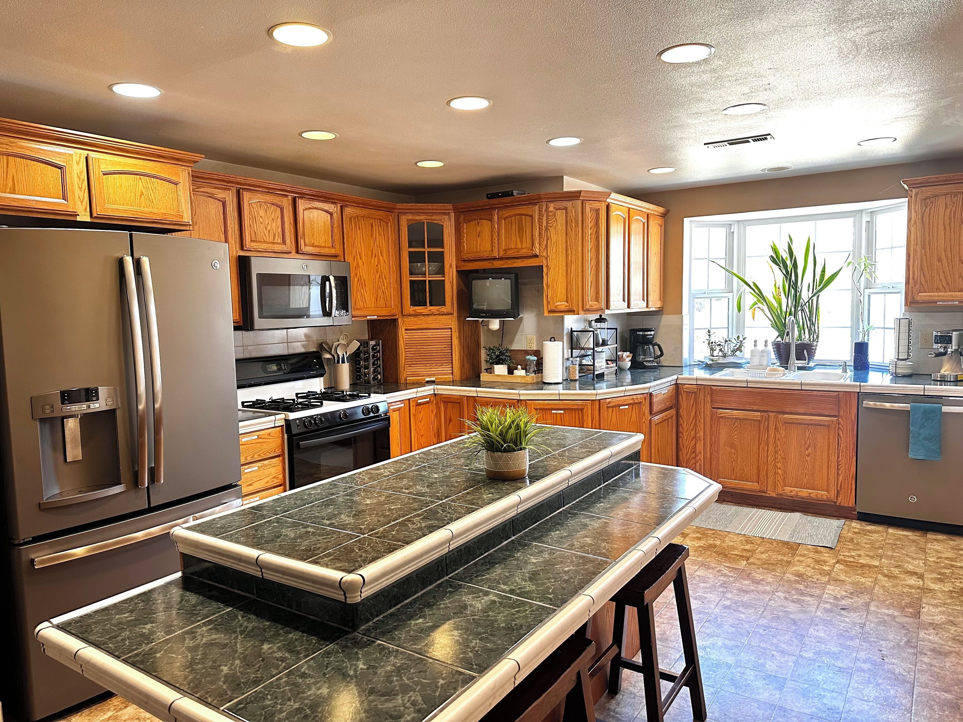 Kylskåp, mikrovågsugn, ugn och spishäll