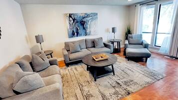 Een smart-tv en een kantoor