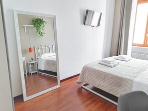 2 soverom, skrivebord, strykejern/-brett og wi-fi (inkludert)