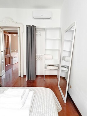 2 slaapkamers, een bureau, een strijkplank/strijkijzer, gratis wifi