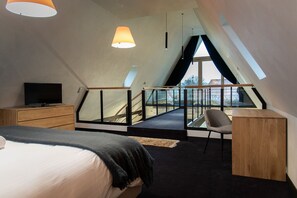 1 quarto, cofres nos quartos, ferros/tábuas de passar roupa