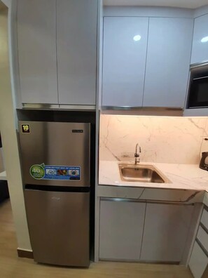 Fridge, microwave, stovetop, electric kettle