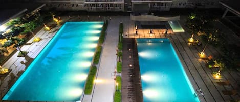 Una piscina al aire libre