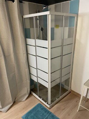 Towels, soap, shampoo, toilet paper - Description en anglais (Veules-les-Roses)