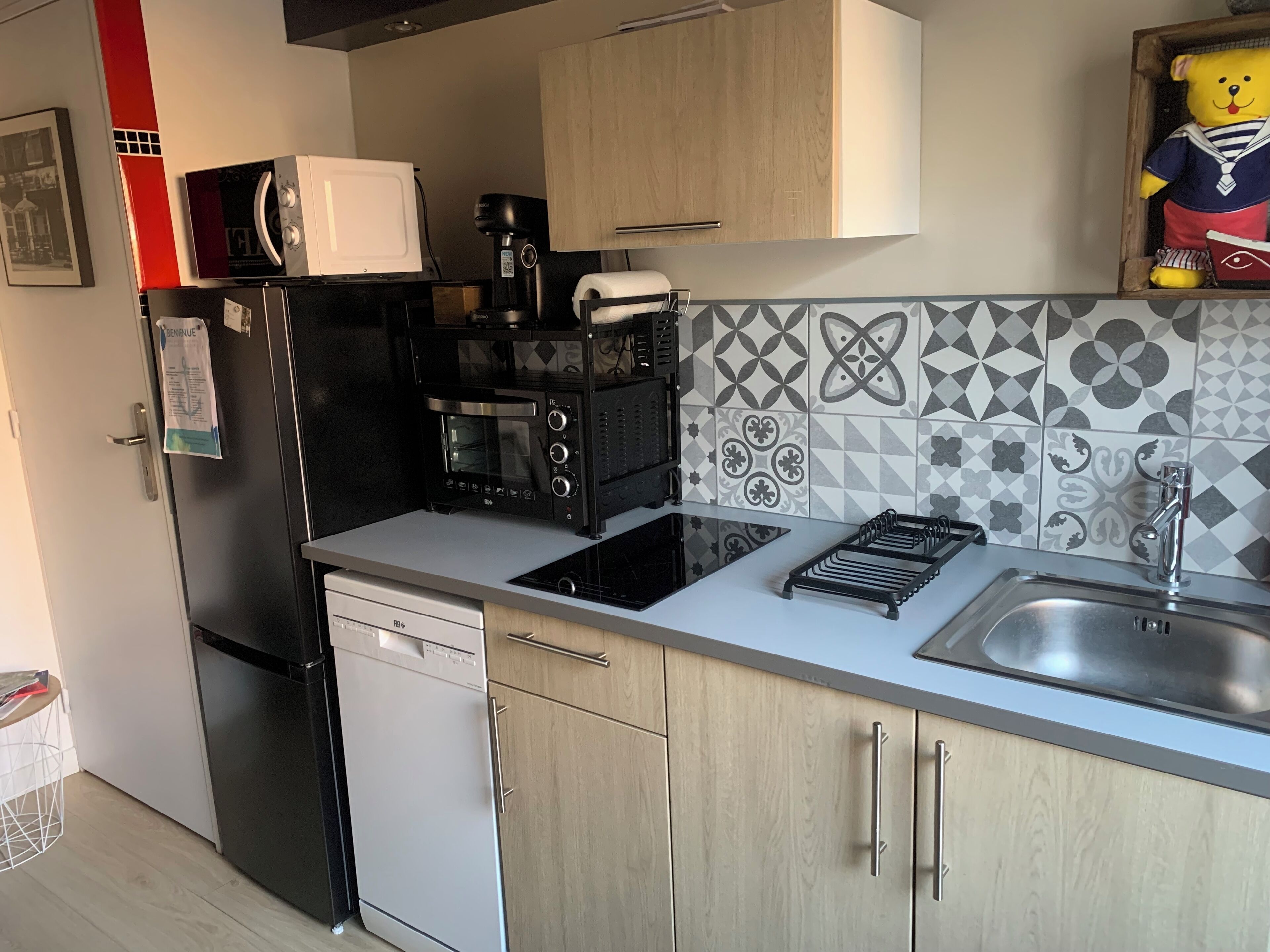 Réfrigérateur, micro-ondes, four, plaque de cuisson