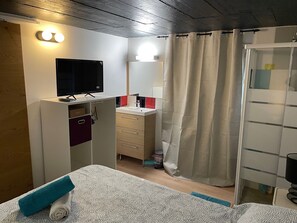 1 bedroom, WiFi, bed sheets - Description en anglais (Veules-les-Roses)