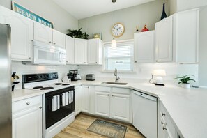 Fridge, microwave, oven, stovetop - Rod 'N' Reel Retreat - Great Fishing & Boating! (Galveston)