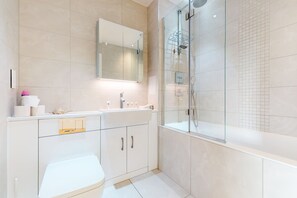 Handtücher, Seife, Shampoo, Toilettenpapier