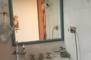 Douche, sèche-cheveux, bidet, serviettes fournies