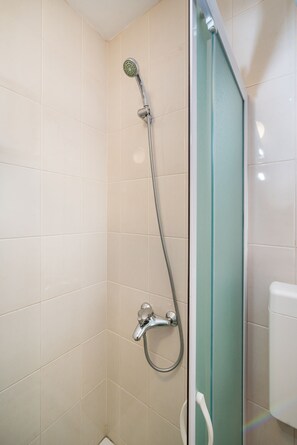 Estudio, varias habitaciones, patio | Baño