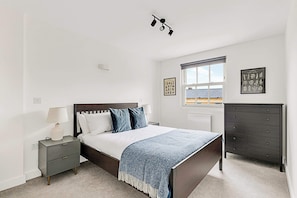 Basic Apartment | 2 bedrooms, laptop workspace, iron/ironing board, bed sheets - Sunny 2-bed Gem in Chiswick (London)