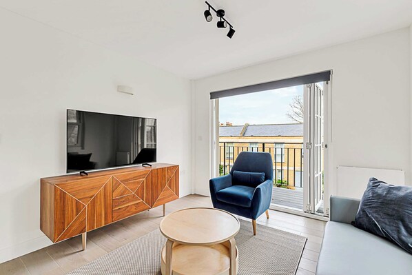 Basic Apartment | Living area - Sunny 2-bed Gem in Chiswick (London)