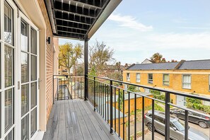 Basic Apartment | Exterior - Sunny 2-bed Gem in Chiswick (London)