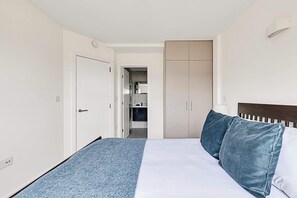 Basic Apartment - Sunny 2-bed Gem in Chiswick (London)