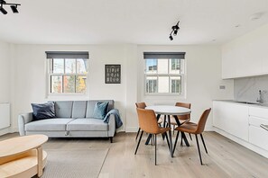 Basic Apartment | Dining - Sunny 2-bed Gem in Chiswick (London)