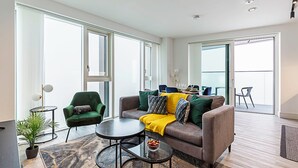 Interior - Bright North Acton Flat With City View (London)