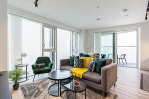 Basic Apartment | Interior - Bright North Acton Flat With City View (London)