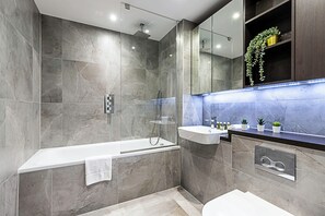 เบสิกอพาร์ทเมนท์ | ห้องน้ำ | ไดร์เป่าผม, ผ้าเช็ดตัว, สบู่, ยาสระผม